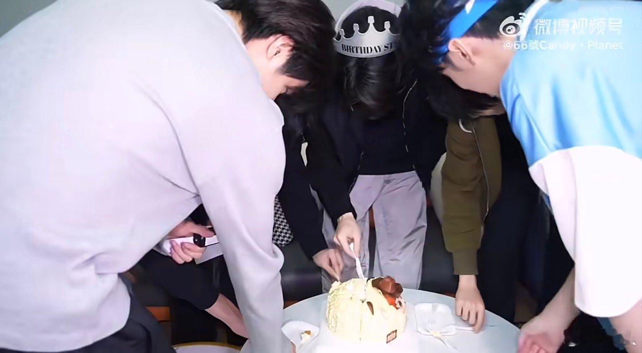 宋亚轩刘耀文换勺子疑似宋亚轩刘耀文换勺子 疑似宋亚轩刘耀文换勺子，怎么看出来的 