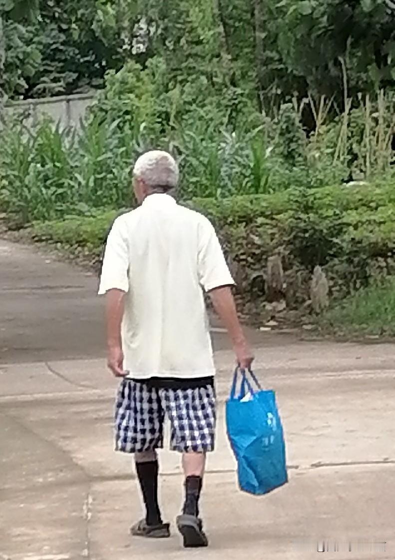 《老人（李林摄）》