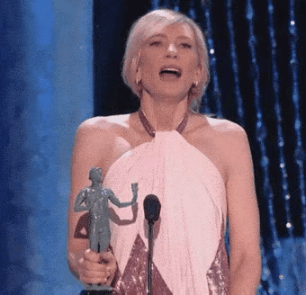 太激动了。第一次站在领奖台上，
无法用言语来表达。
更是直接把奖杯当成男友了