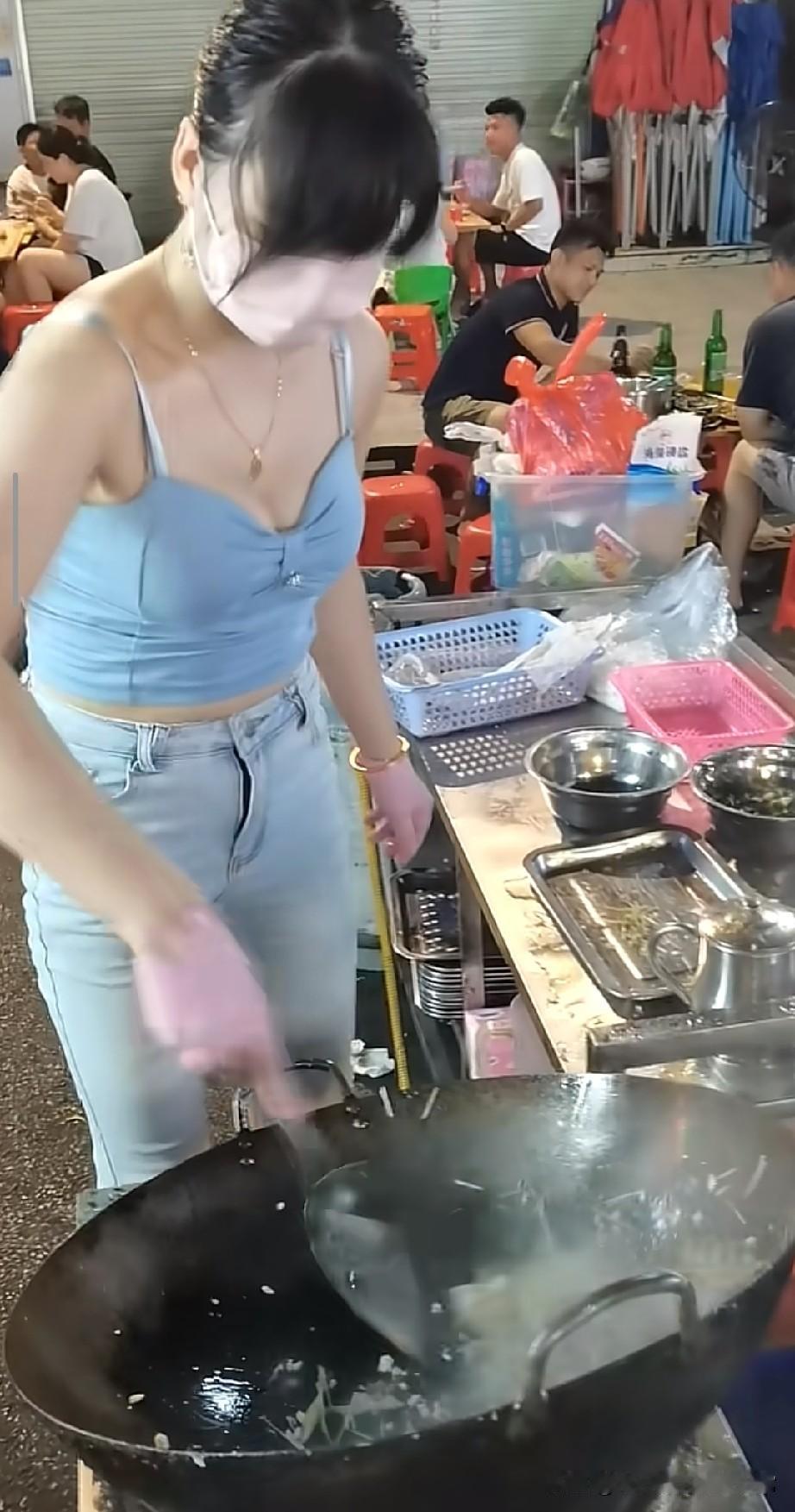 顾客络绎不绝，真的只是因为颜值吗！

逛夜市偶然拍到这一幕，大排档的炒锅跟前，一