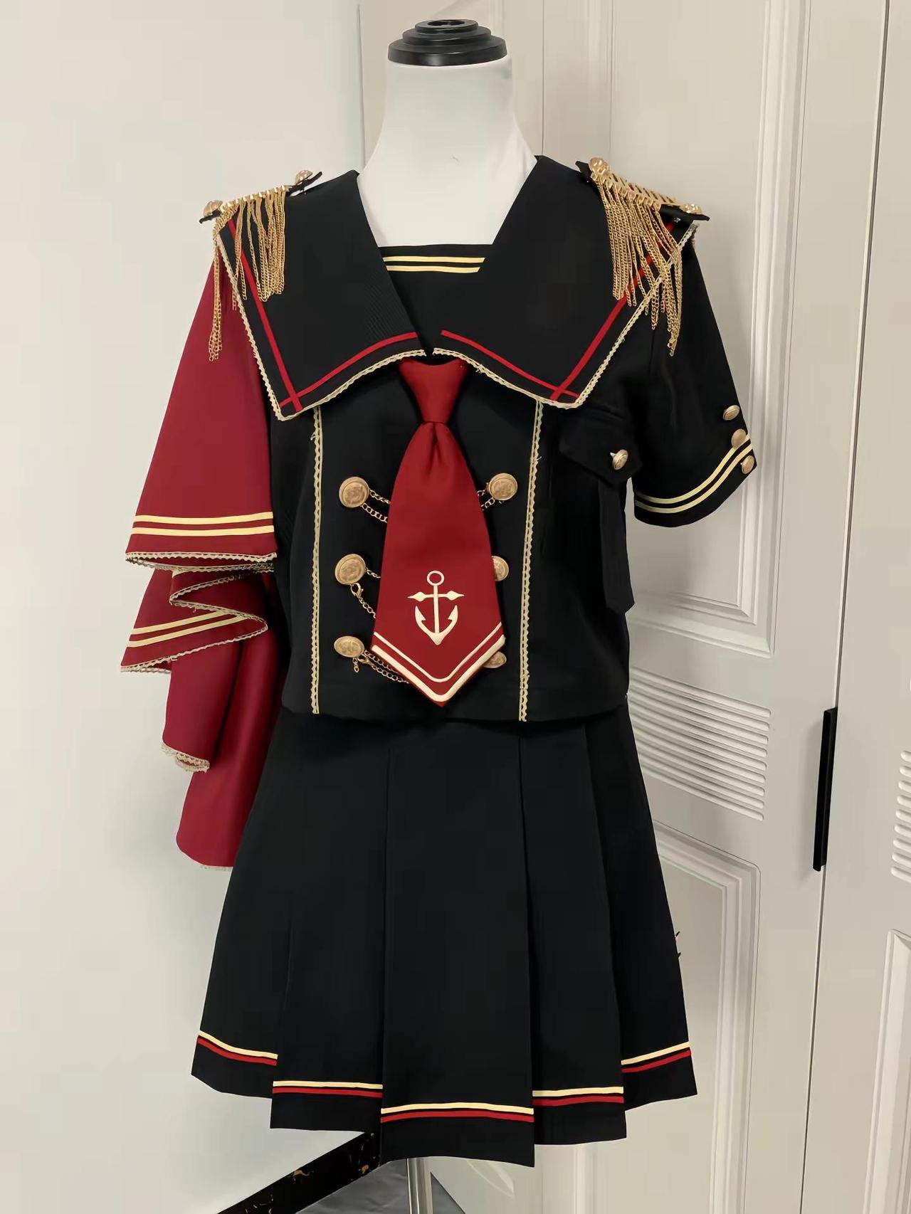 帽子和金属小物件还没出来 先给大家看看衣服本体！真的超喜欢这披风 漓川jk 海军