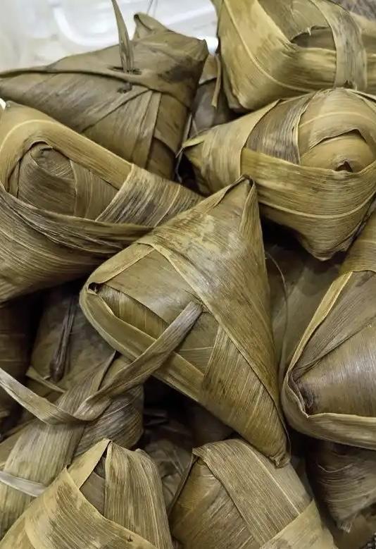 我认为甜粽子
因为我喜欢吃甜食，而且血糖又不高，我们北方人习惯了吃甜粽子，从小就