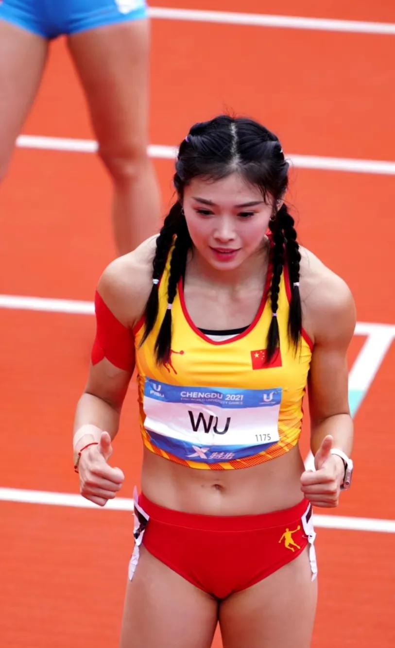 吴艳妮这肌肉，
让吃海参的男人情何以堪?
看第一张，她的肩颈部肌肉群太有力量感了