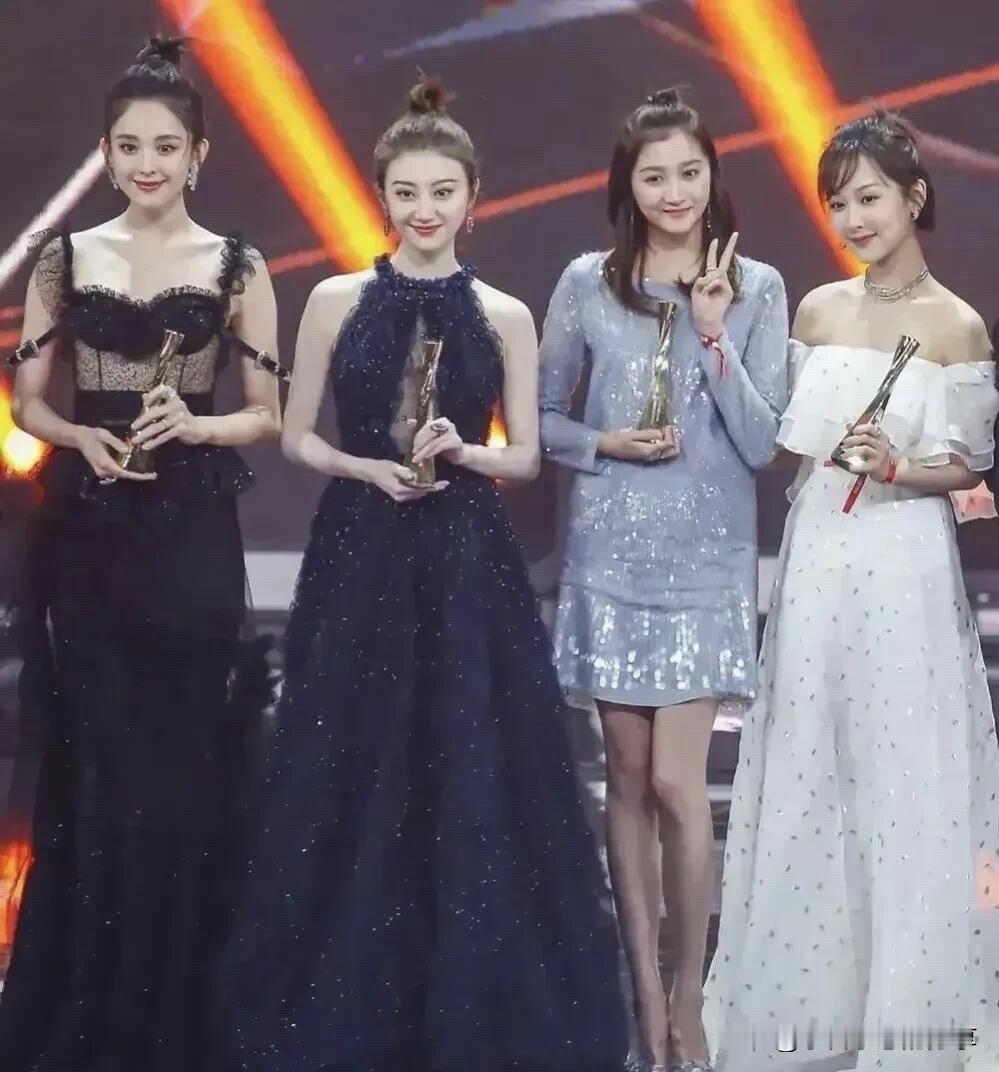 有没有发现一个现象，都是童星出道的关晓彤和杨紫，她们两个人不管怎么打扮，造型怎么