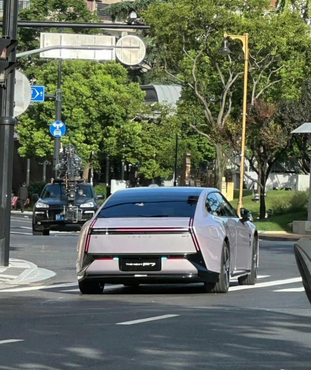 绷不住了，新小鹏P7前后反差怎么这么大？真的好看吗[允悲] ​​​