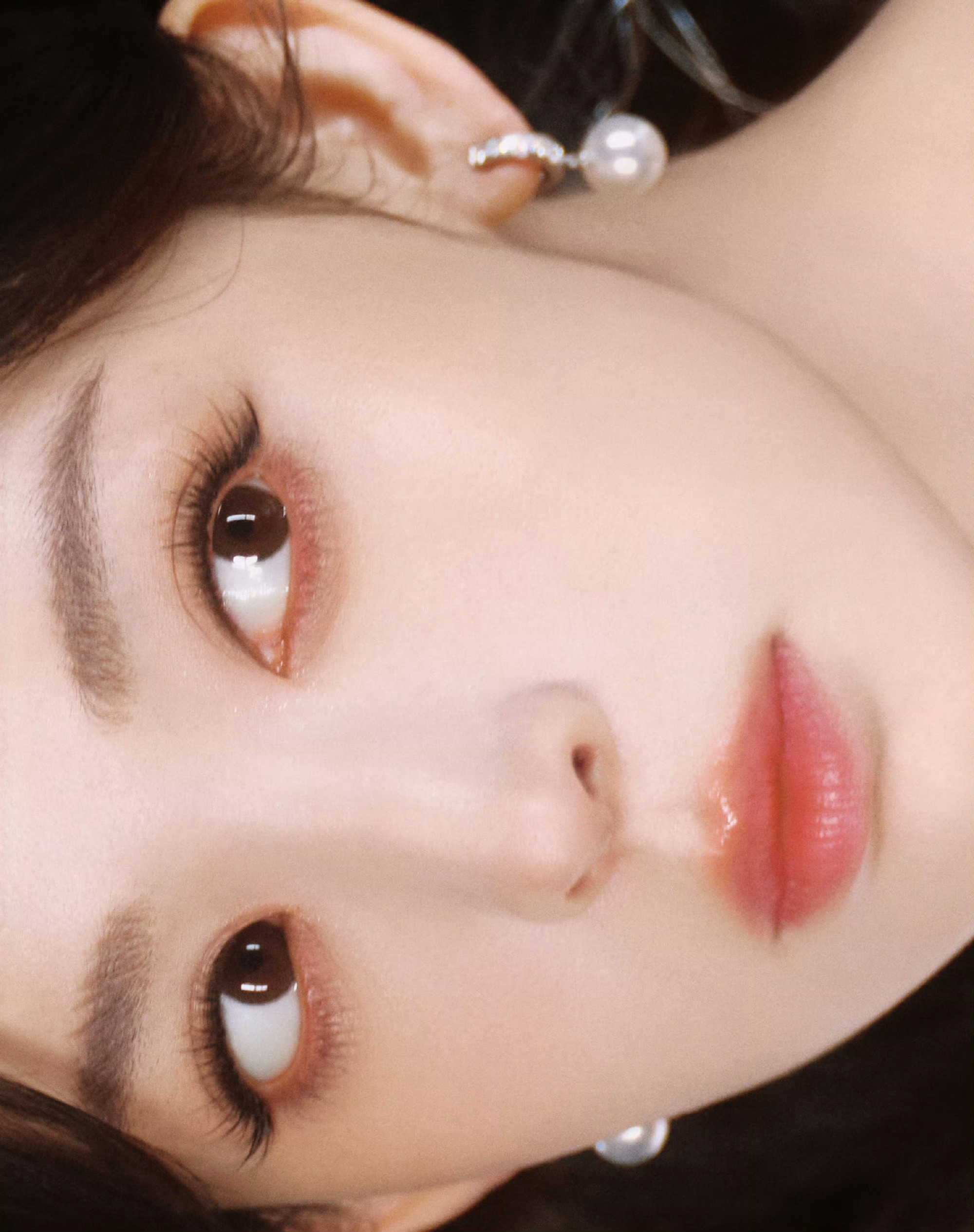 娜扎  站在坍塌的秩序里，用一层又一层的纱，把碎片，叠成不肯熄灭的光芒摄影：范一