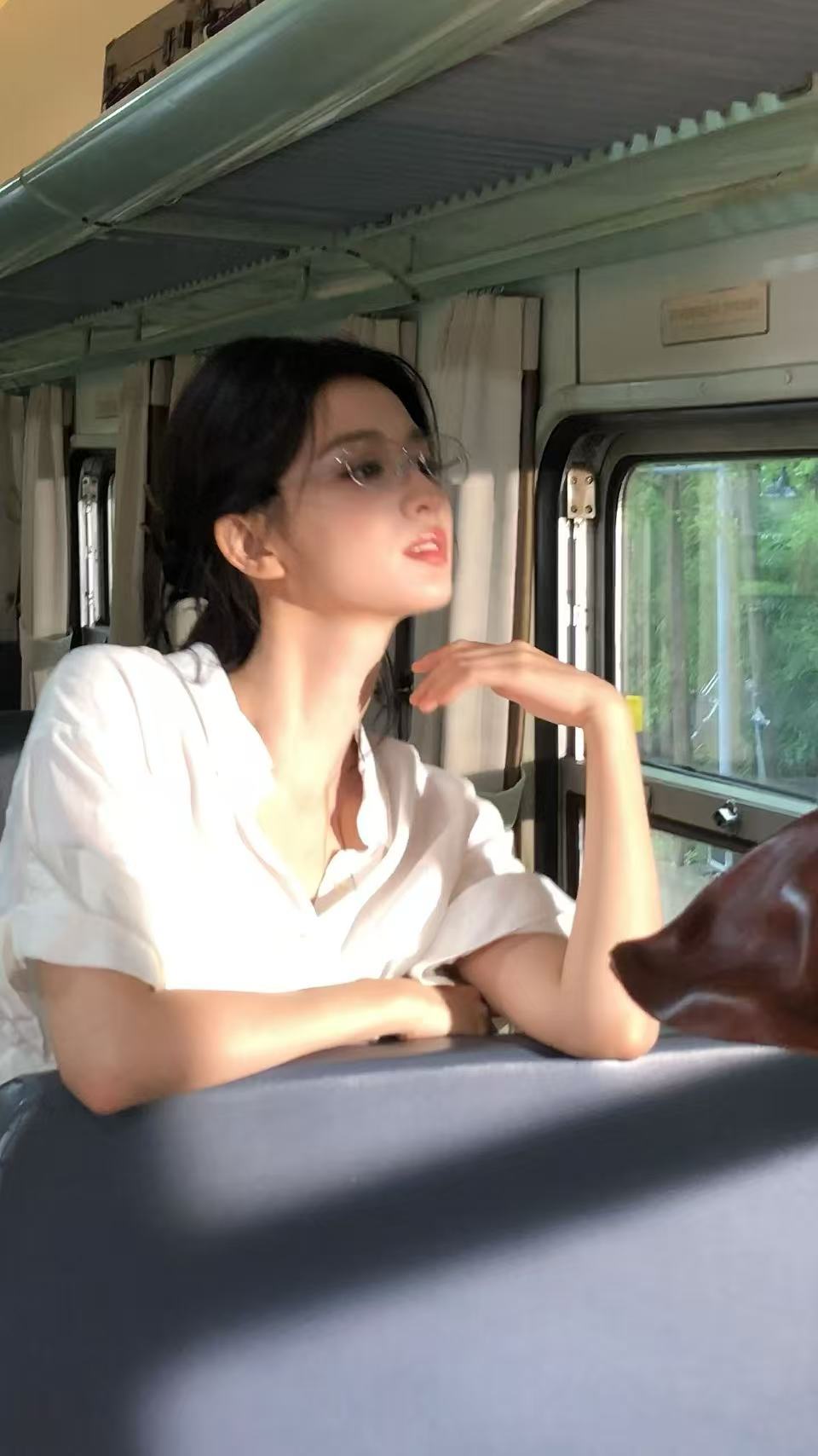 王楚然可可妆🆘王楚然也太美了[女孩儿][女孩儿]王楚然银丝眼镜 ​ ​​​
