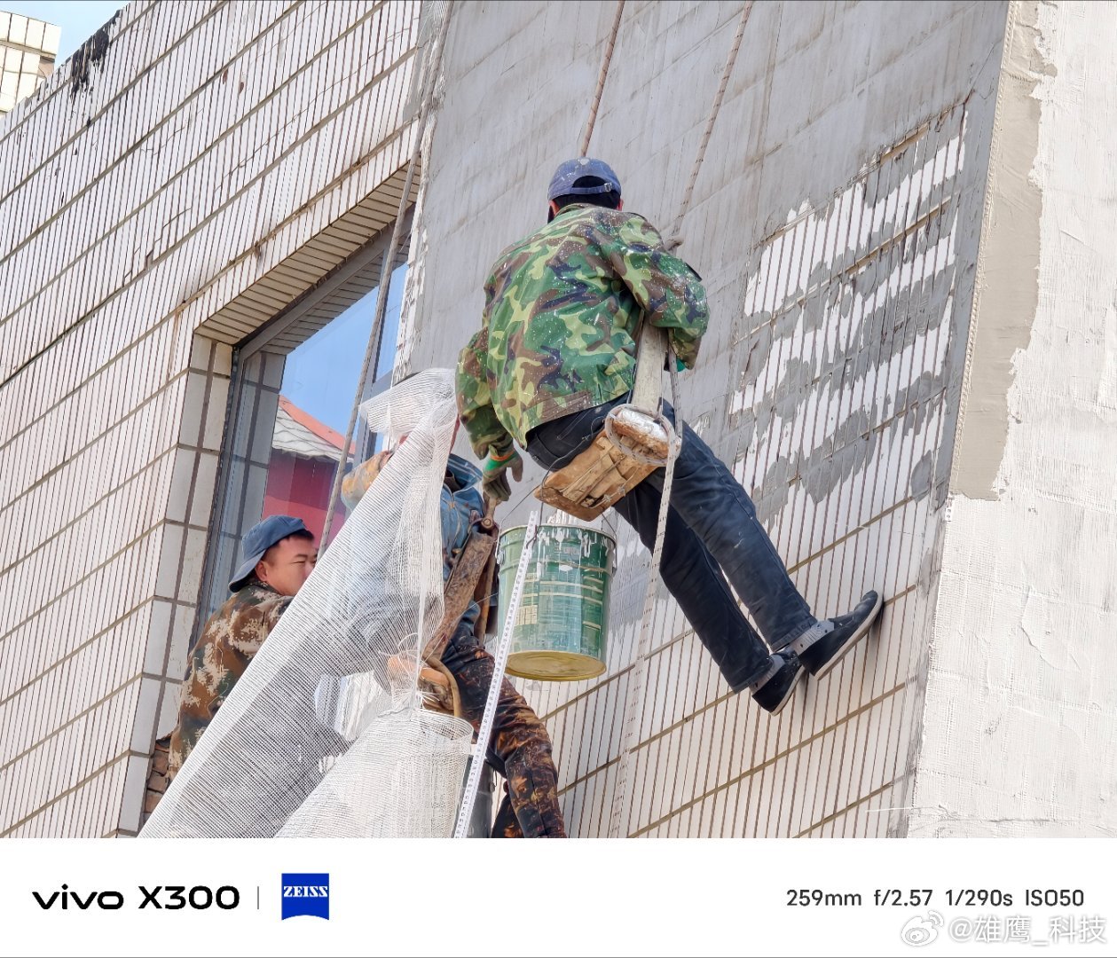 vivo 高空绳索上，三位师傅把粗糙墙面慢慢抚平。阳光里，迷彩服与水泥灰交织成最