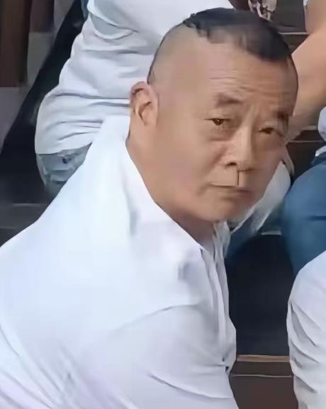 很佩服重庆老王，出门旅游不但不花钱，还通过耍无赖小挣了一笔。你说你一个大老板，丢