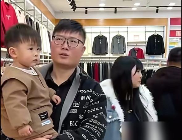 张海洋那张木讷的脸，被各路神仙扒了个底朝天，想挖出个高端局。就离谱。
 
瓦房，