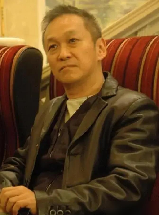 陈德森早年是成龙的私人助理兼司机，年薪50万港币。
这在当时香港是天价，普通编