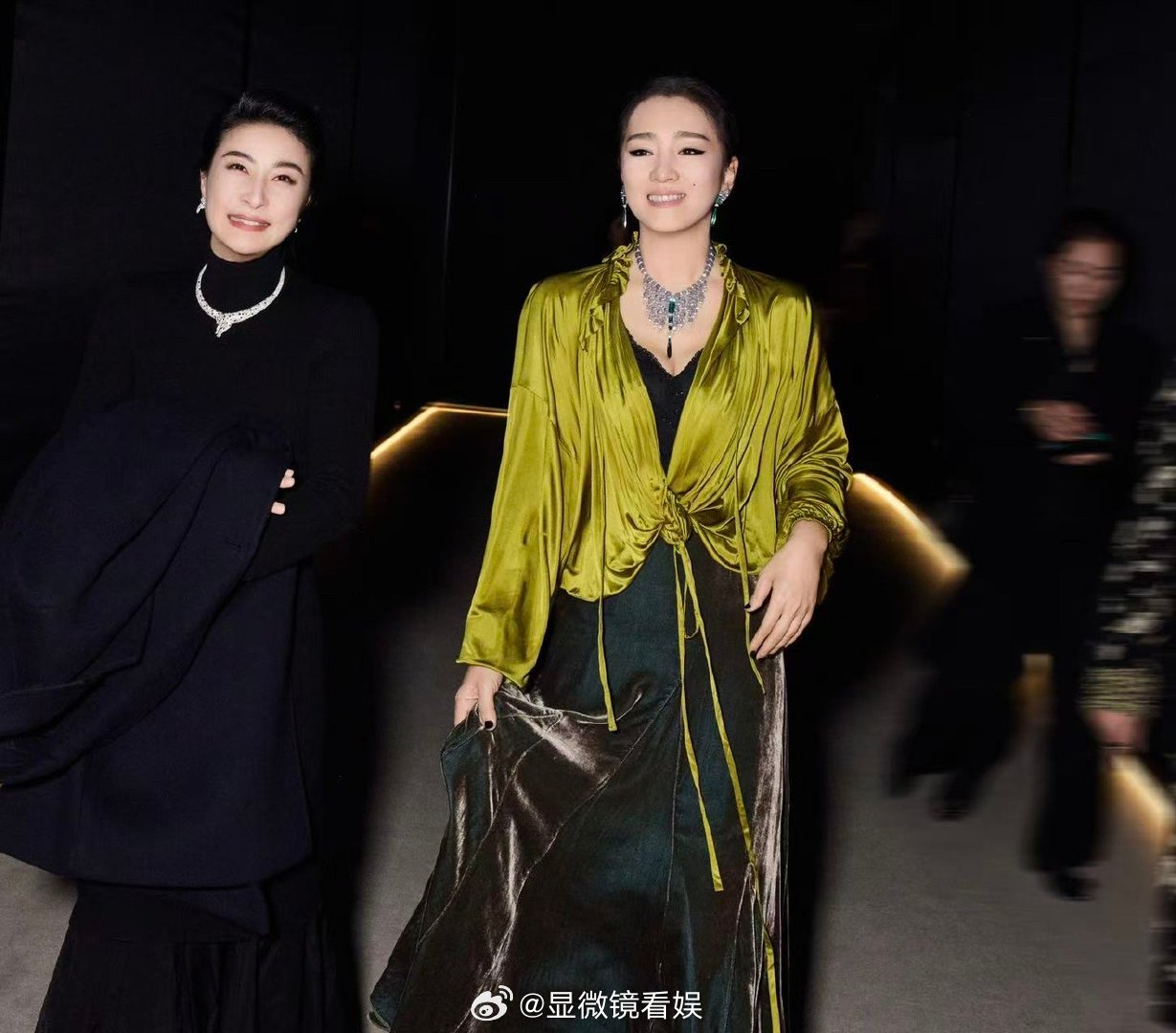 巩俐大花气场巩俐合照主理人 近期，巩俐身着墨绿色长裙搭同色系外套现身时尚盛典，低