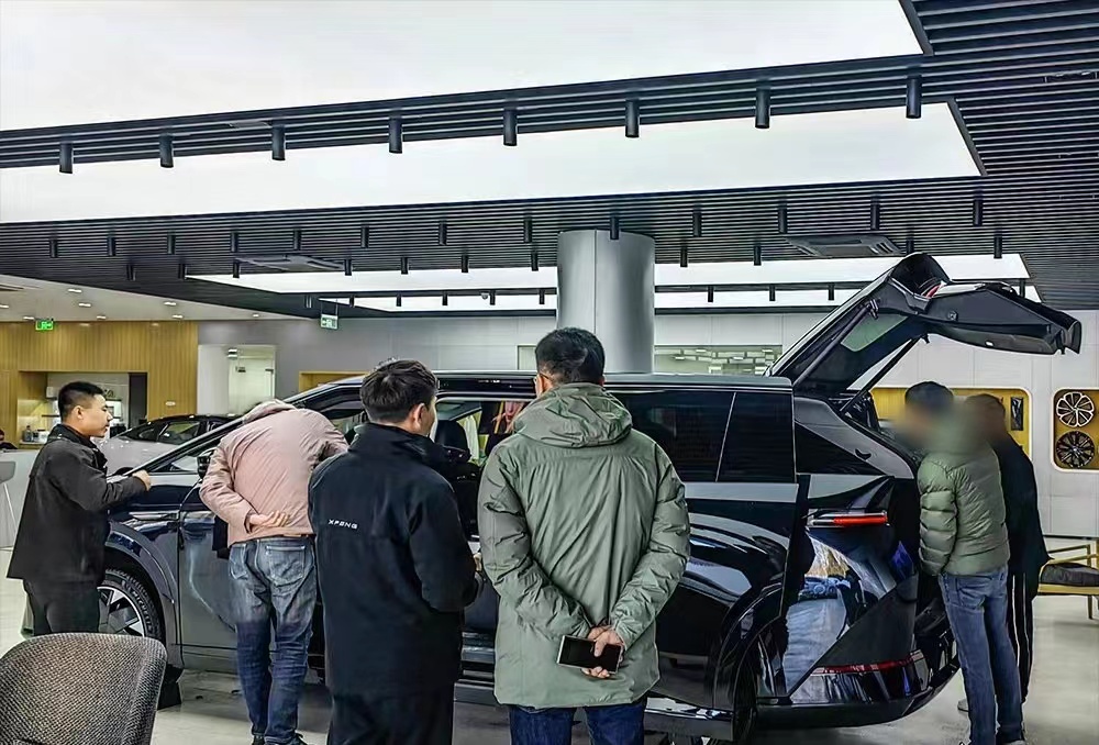 这才是真正的不玩期货。2024年1月1日正式上市，小鹏X9现在展车已经到店了，现