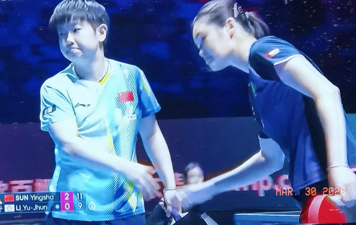 第3盘，前半段孙颖莎打得有些放松。比分胶着6-5，只领先1分，
后半程，孙颖莎发