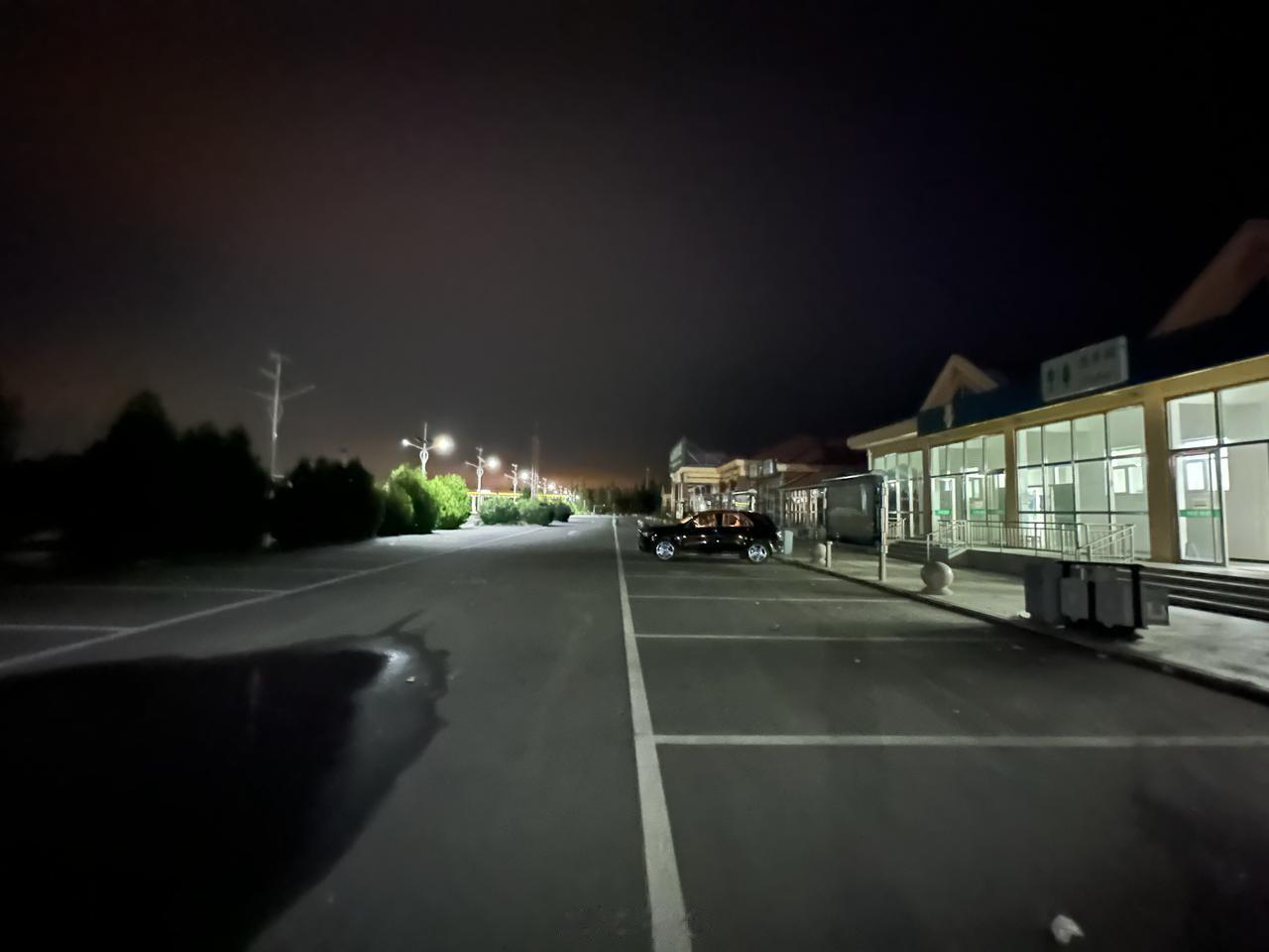 这服务区可忒吓人了，就我一辆小车，然后男厕所里面的灯还不开，抹黑上的厕所。[跪了