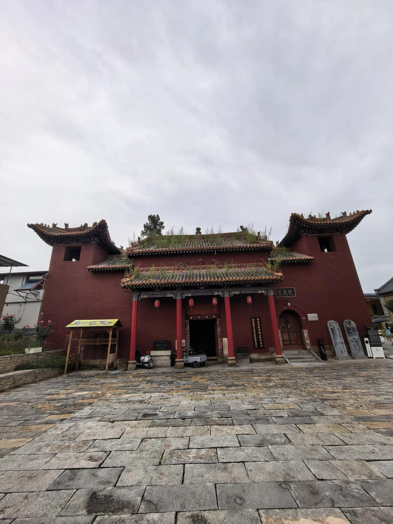 韩城七佛洞石碑记尉迟敬德作同州太守时，奉旨修建了这座寺院，有碑真的很好。今天在敬