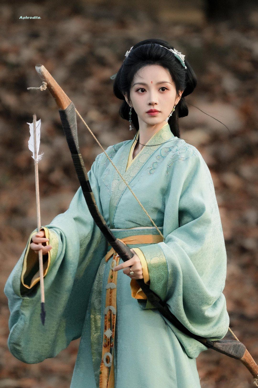 田曦薇嫁金钗造型统计，衣服还是挺多的