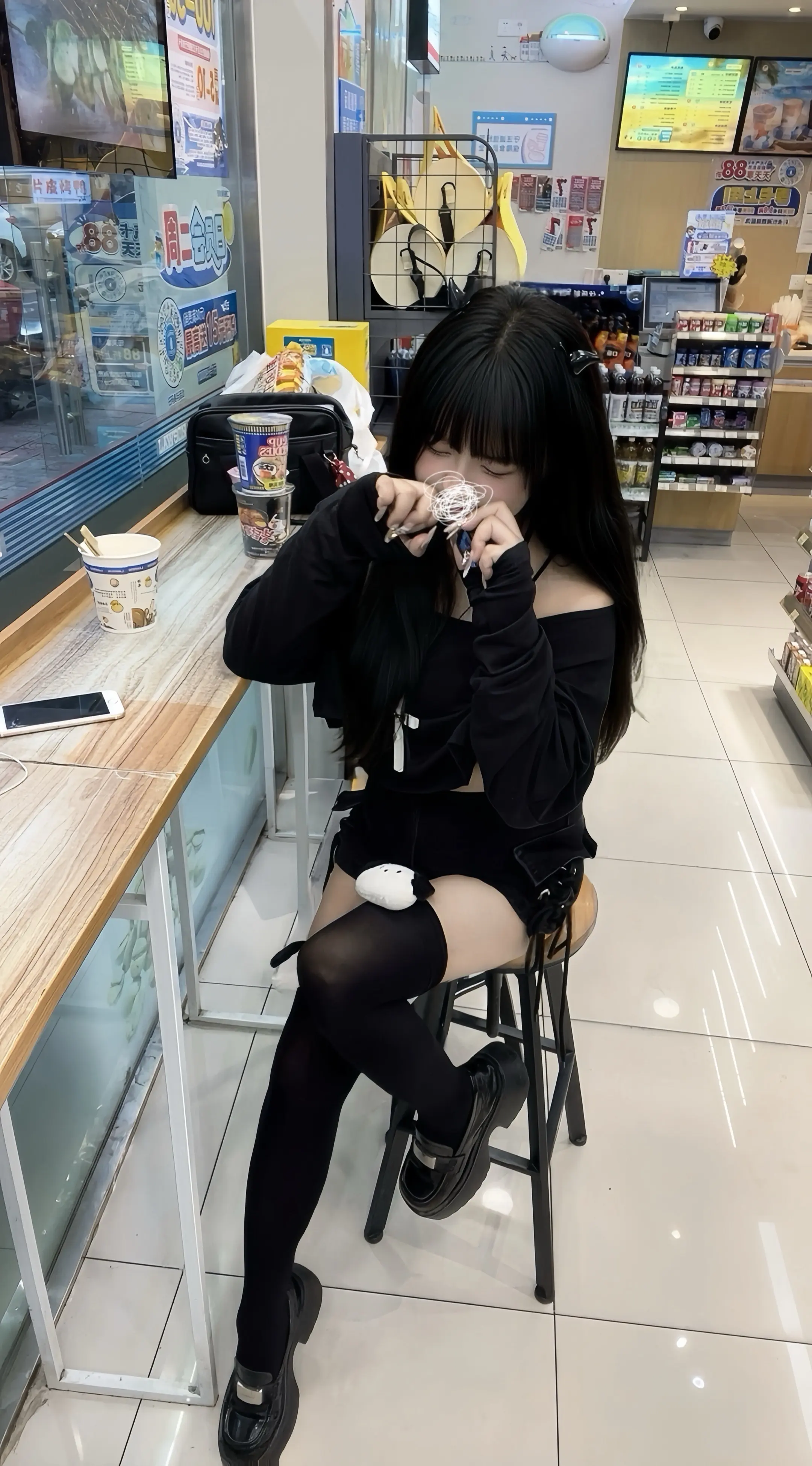 今天ootd，便利店也很好拍