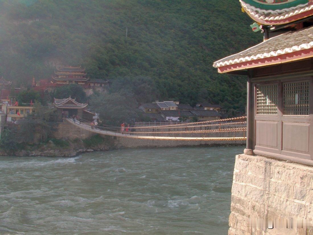 2011年在四川省甘孜州泸定县拍摄的泸定铁索桥。该桥始建于清朝康熙年间，当时是为