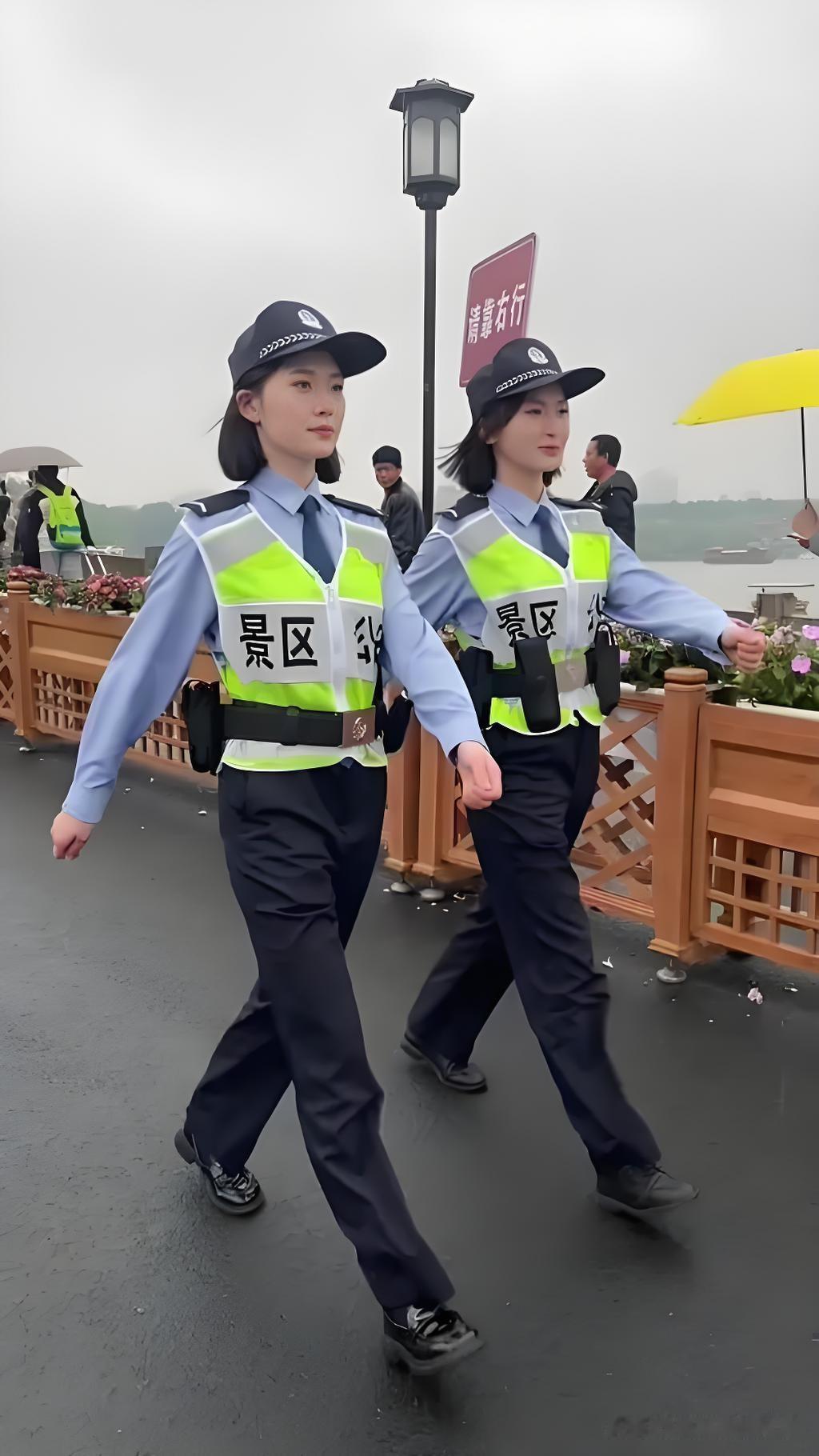 国庆假期，本市公安部门统筹部署景区安保工作，专门组建女警巡护队投入重点景区值守。