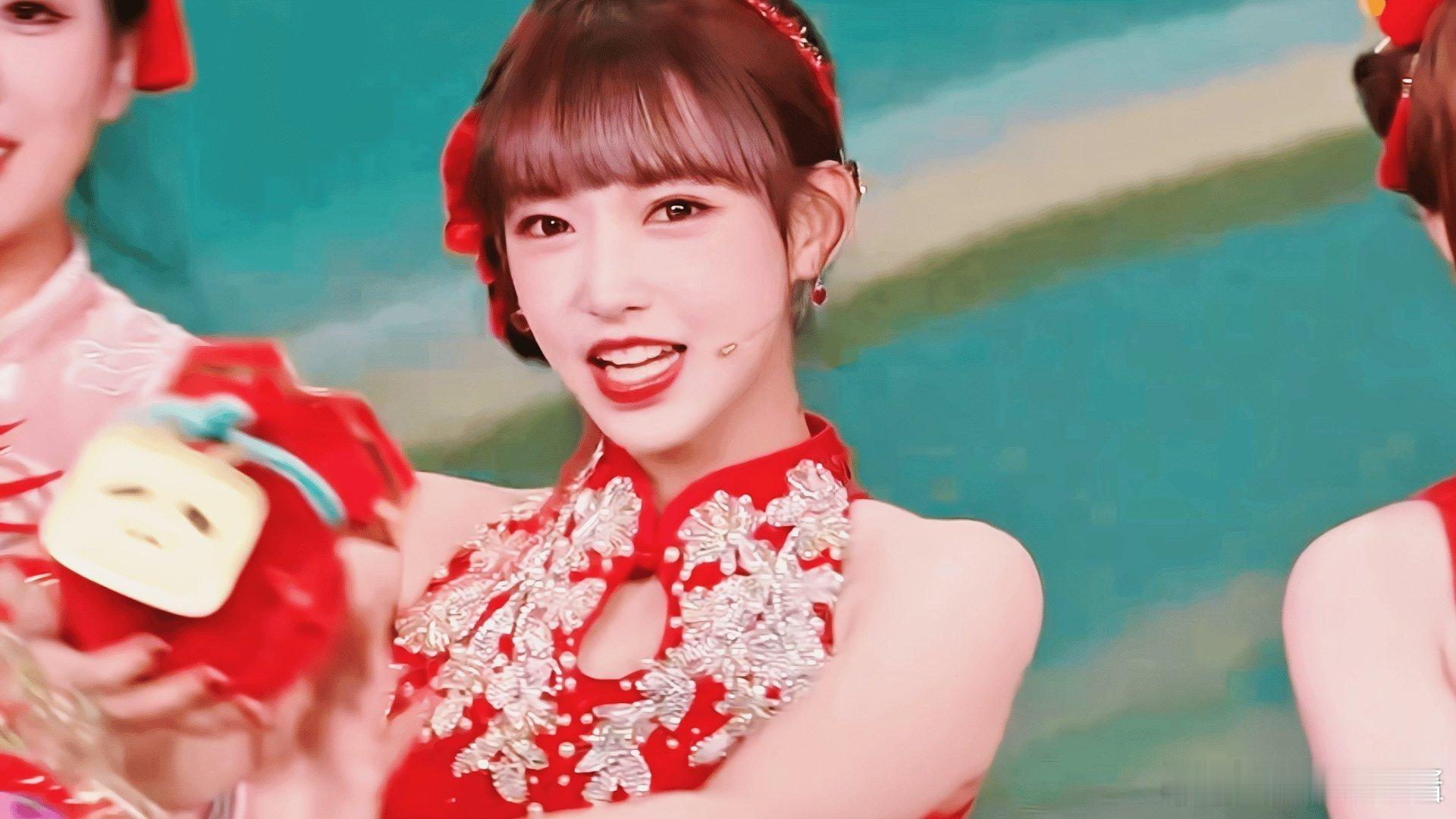 程潇跟宋雨琦站一起拜年  咱就是说小破站选送节目太好看了，这一次程潇和宋雨琦站在