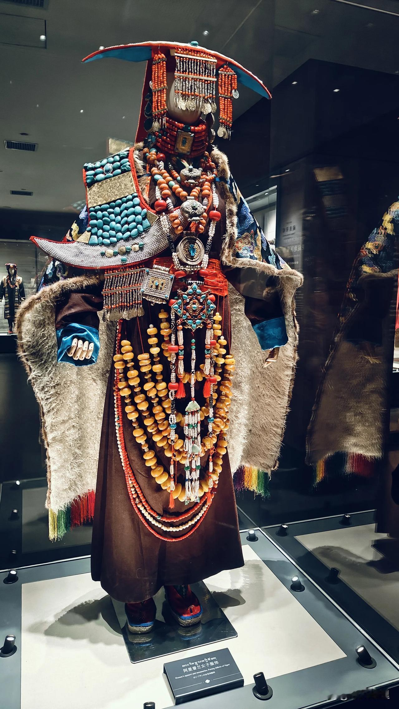 什么奢侈品服装在这样的民族服饰面前都相形见绌吧！

在西宁藏文化博物馆里面，有这