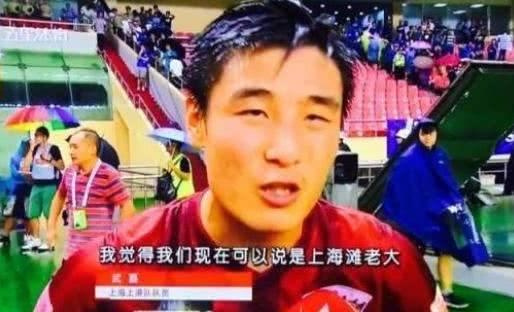 很多人都在讨论这件事的一面：三名申花球迷当众言语指责、辱骂孩子父亲，粗暴的言行很
