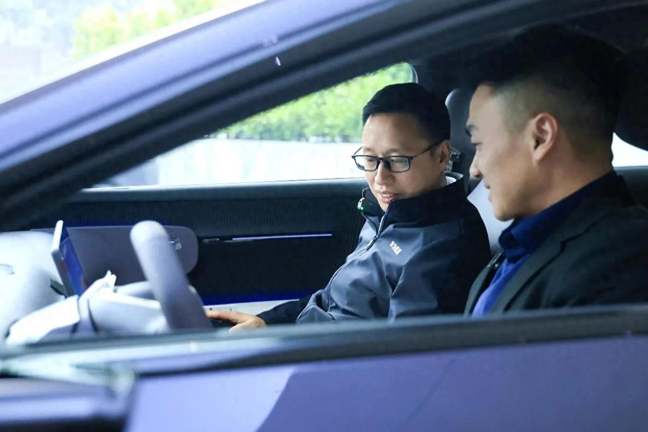 阿维塔12新款车型在外观上延续了经典设计，细节之处却有多处优化。例如门把手升级为