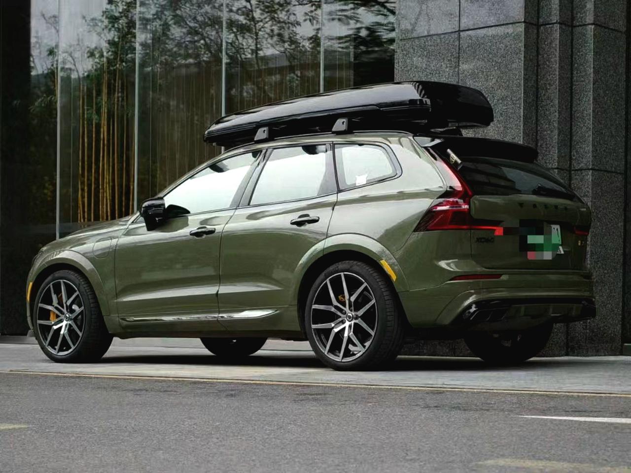 这是一位汽车业内的改装的朋友分享的一台xc60的军绿色。跟我一直在分享的一位女性