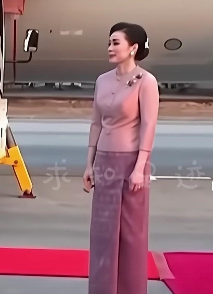 集美貌与智慧并存的苏提达王后降落在北京的红地毯上，气场全开。泰国后宫所有的女人都