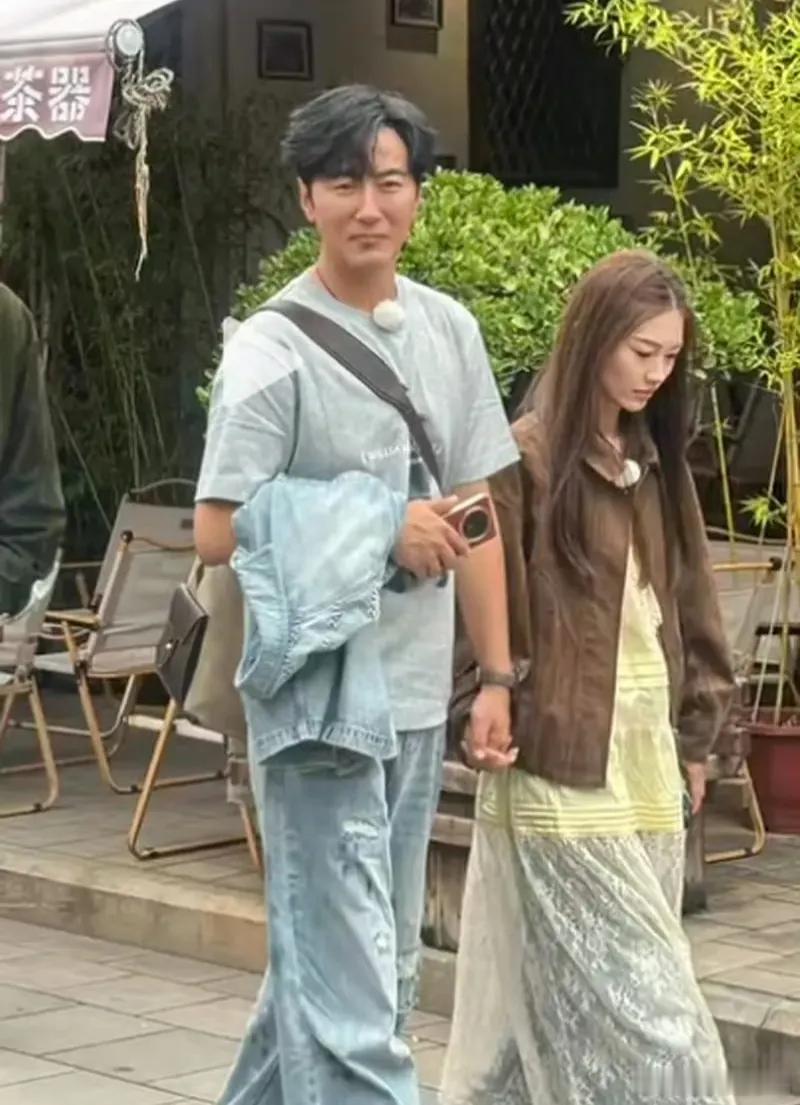 离婚多年，高梓淇首度携现任女友参加真人秀，正式公开新恋情，女方外形高挑美丽。早前