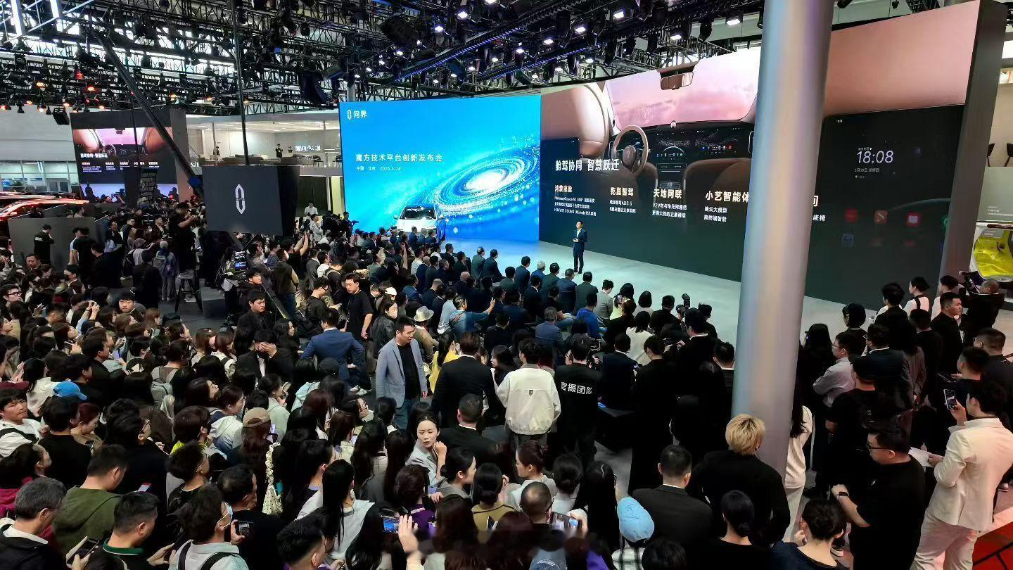 2026北京国际车展 今天的问界展台人真的多呀！这次问界带来了5/6/7/8/9