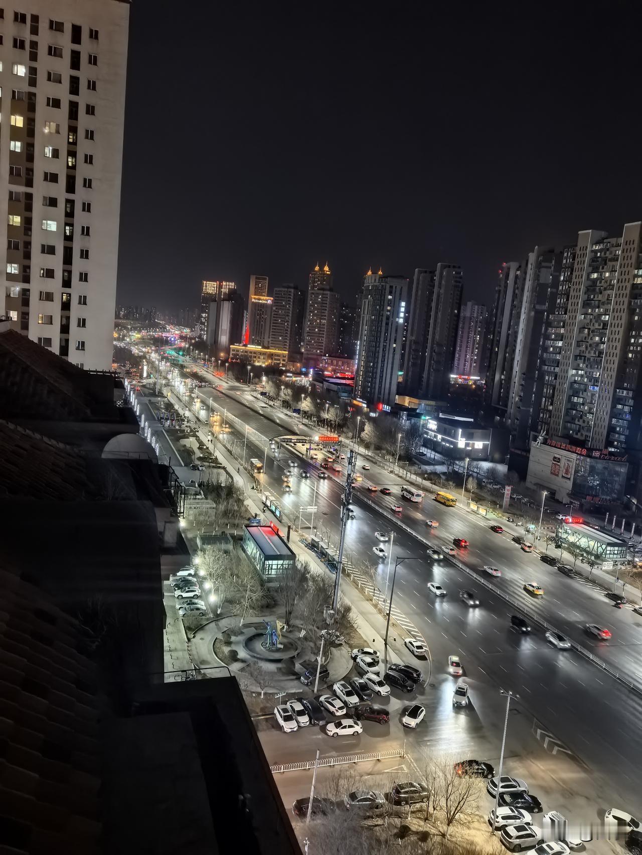 春夜俯瞰，流光织幻，
思绪飘荡在光影魔幻的夜里。