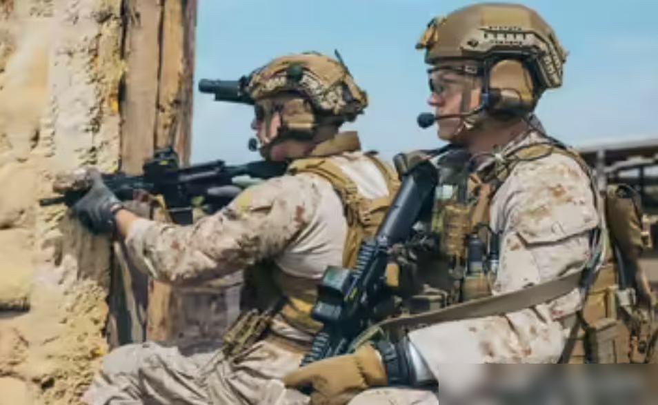 你以为这是救援？
错。这是一场价值数十亿美金，用一个F-15E上校的命做饵，精