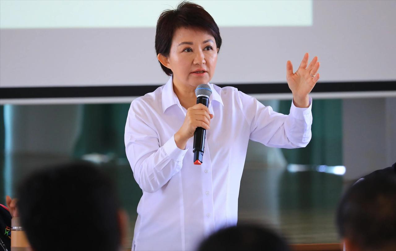 卢秀燕访美归来，蓝营众人争相追捧！很多人以为这不过是礼节性的欢迎，国民党内部格局