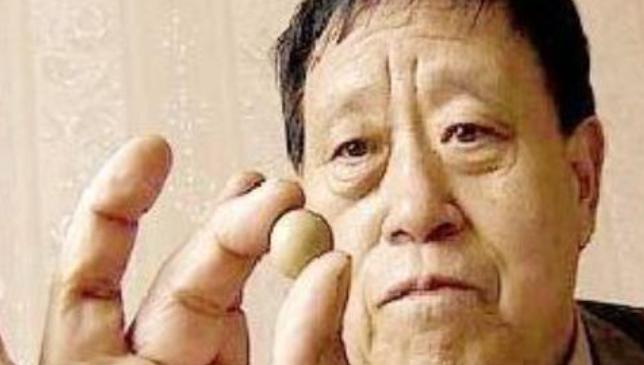1971年，退伍军人王占奎，救下一位快冻死的老人。临别时，老人掏出一个小泥丸塞给