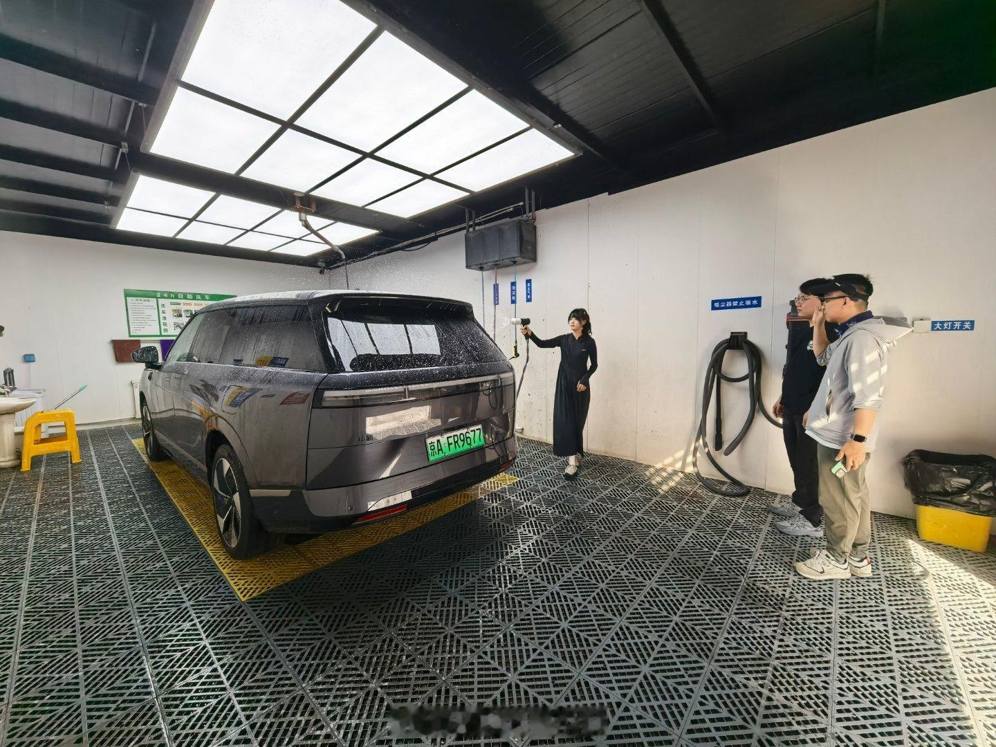 极行天下·新疆探秘 抵达新疆哈密，第一件事--洗车，首先要展现出良好的精神面貌，