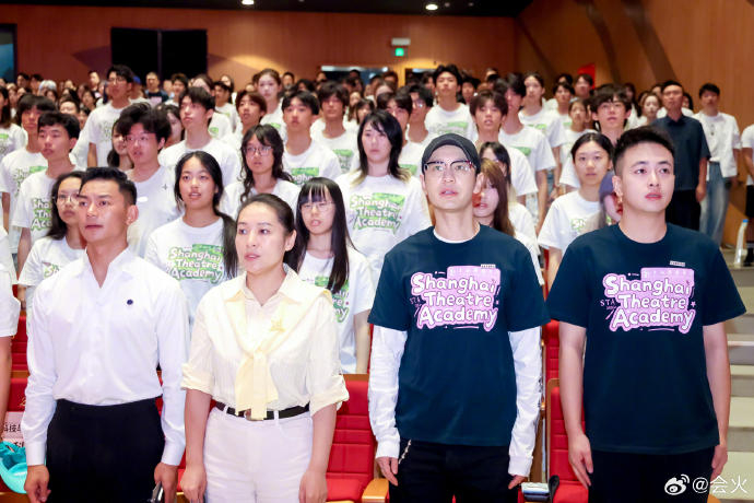 上戏偶遇博士黄晓明 上戏偶遇黄晓明博士，黄晓明和同学们一起参加活动。 ​​​