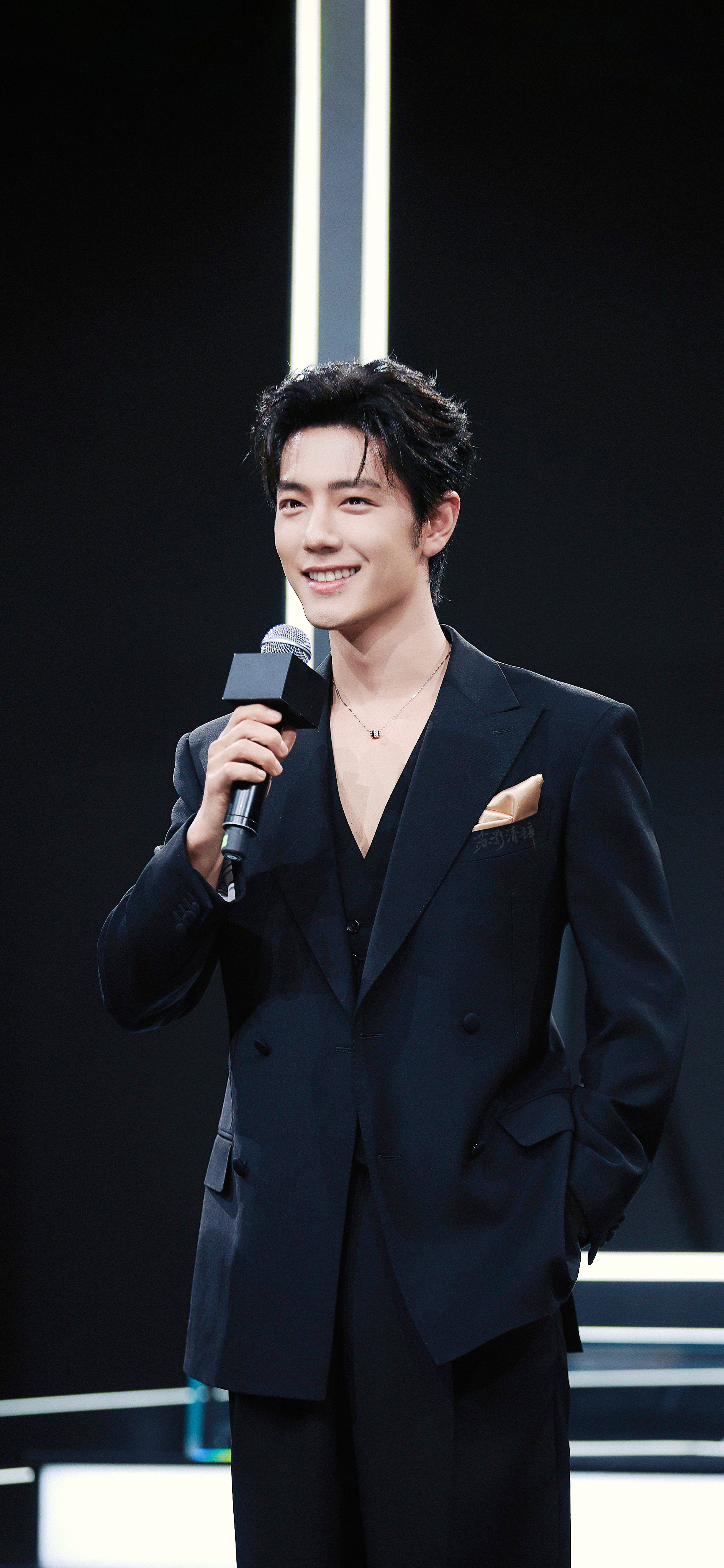 你踏光而来，眉目似星河璀璨，是我永不褪色的童话王子！路人说肖战是女娲毕设◎肖战上