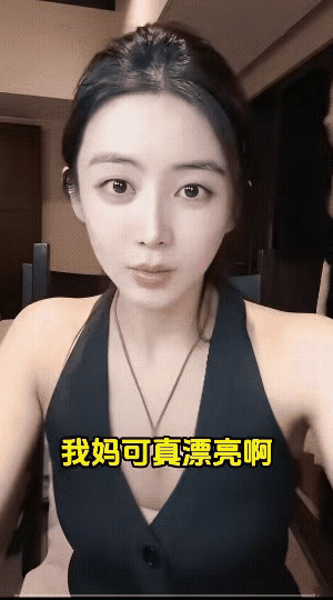 美女直播时妈妈误入镜头，粉丝惊呼这家人颜值也太高了，难怪女儿这么漂亮原来妈妈颜值