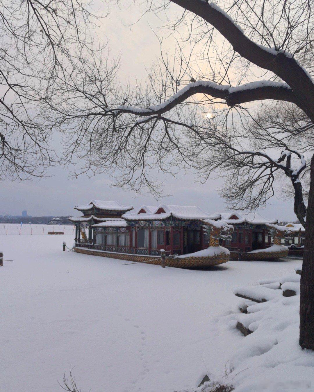 主力资金流入前12股简析1. 特变电工：主力净流入24.08亿元（尾盘11.9亿