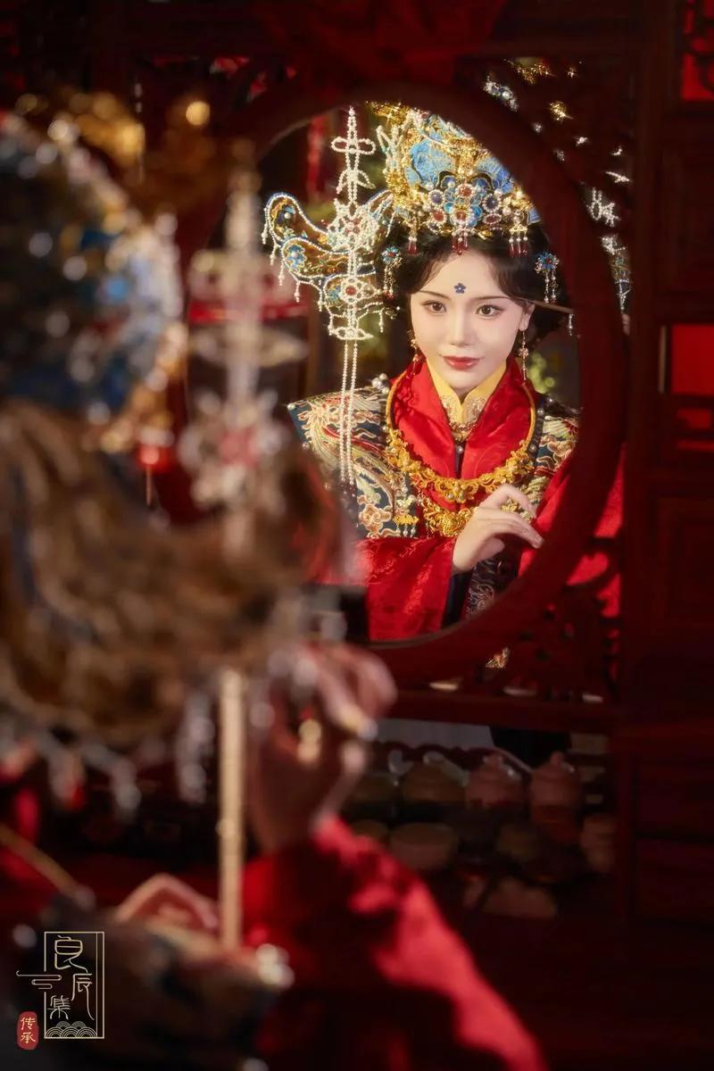 上联：玉镜无尘浮桂影；

下联：金爵有酒映花容！