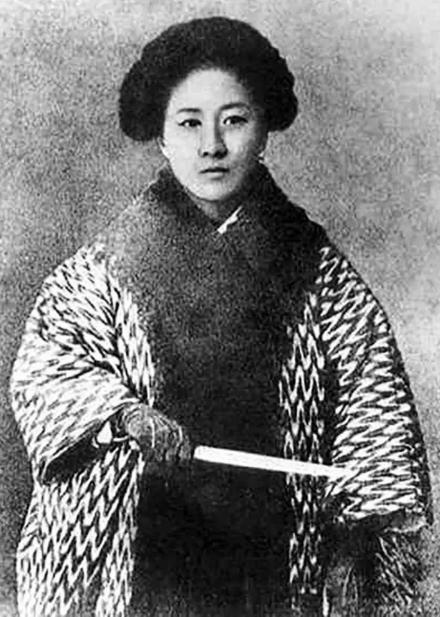 1907年，秋瑾在绍兴轩亭口就义，行刑前她写下了“秋风秋雨愁煞人”这句凄然又显壮