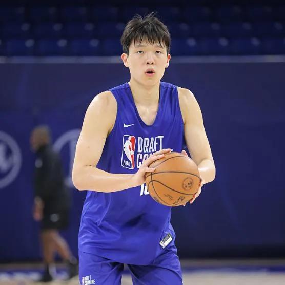 周琦一受伤，男篮内线没人了，杨瀚森要被召回打亚洲杯？
CBA联赛竟然没有培养出一