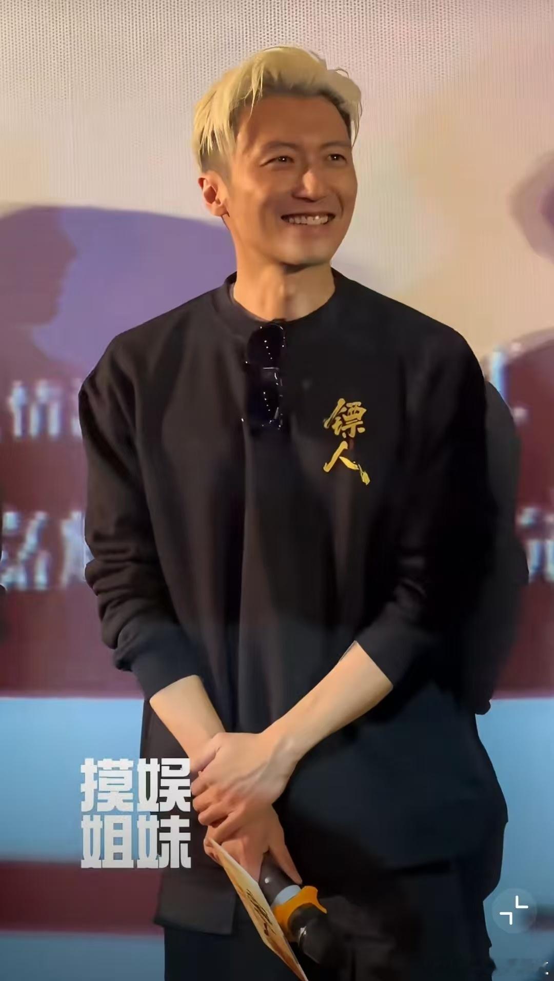 谢霆锋被粉丝调戏到红温 高冷人设彻底崩塌！谢霆锋被粉丝大胆调戏瞬间红温破防，低头