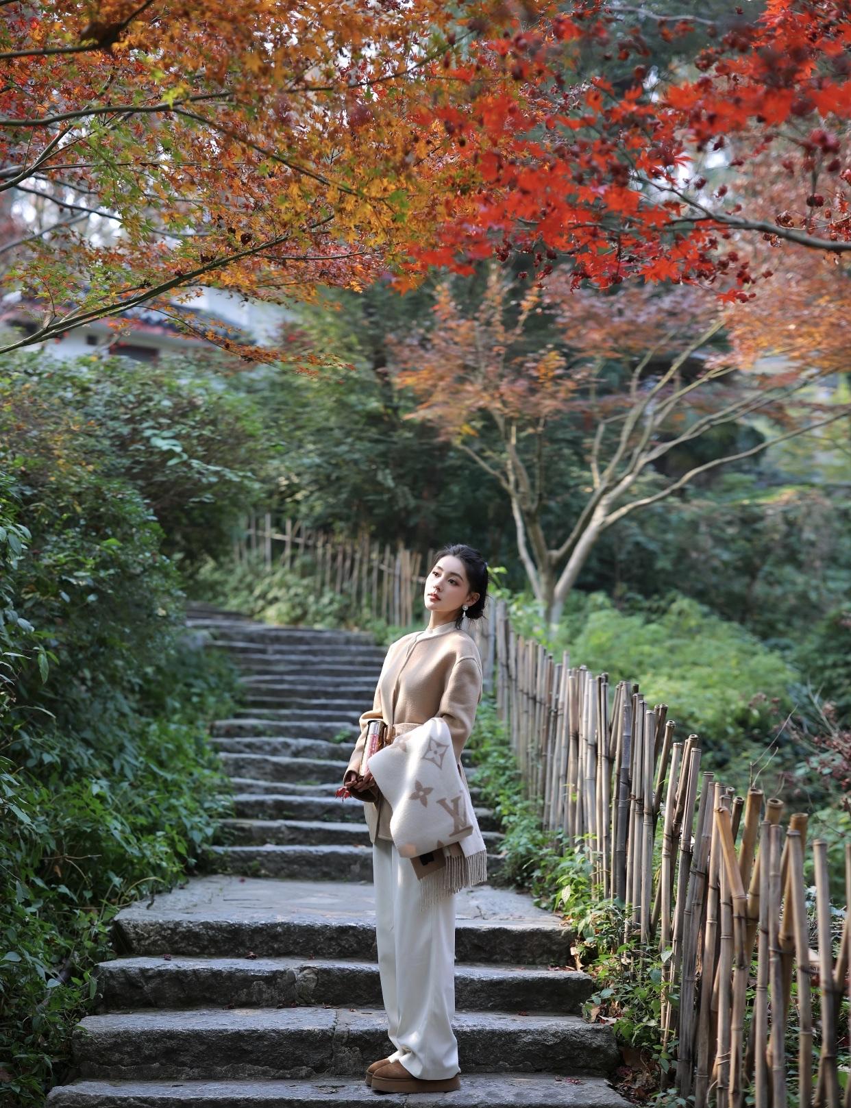 分享唯美的美照秋日暖阳下，优雅女子手持香氛，漫步在红叶林中。