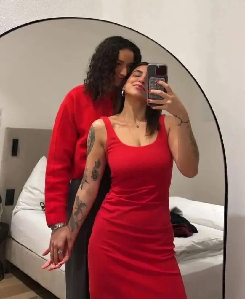 前日，巴西女排队长加比晒出了她与时尚网红兼主持人布鲁娜·乌祖埃塔的在意大利度假的