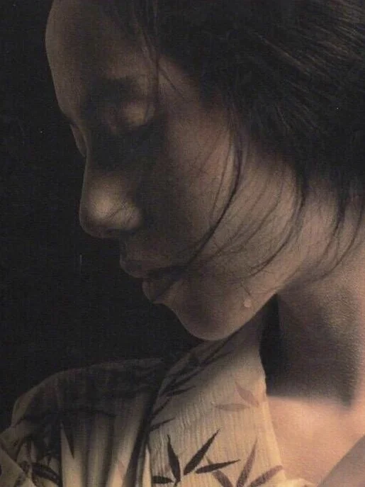 1985年，摄影师星野小麿镜头下的森下爱子，出自写真集《浮世絵くずし》...
