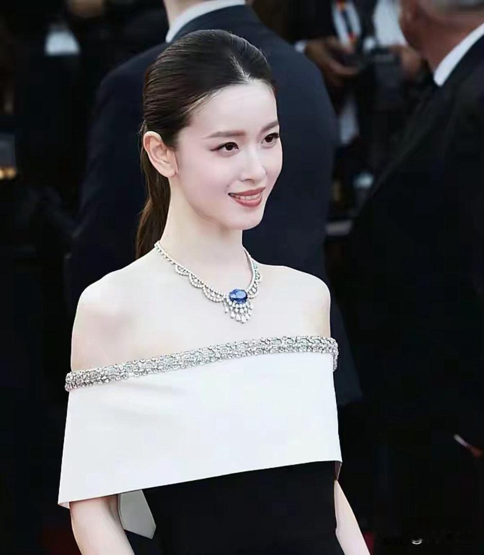 气场全开！章泽天戛纳杀疯了，佩戴过亿蓝宝石，外国女星当场看呆 