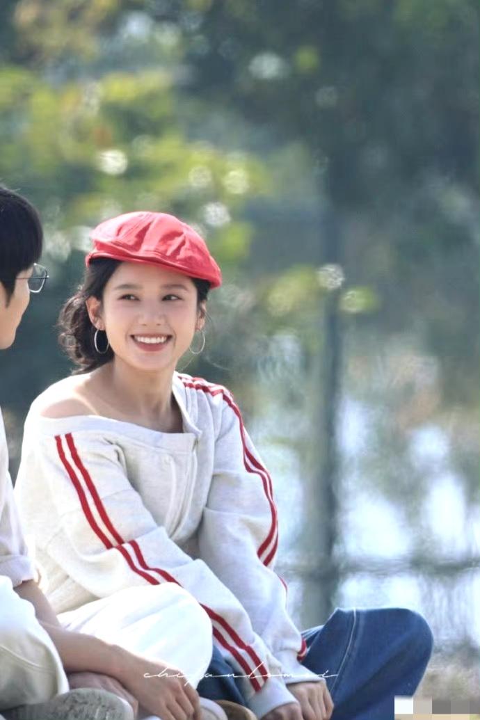 救命！张婧仪的台偶妆造居然是菜市场风？
但她偏偏能把这种接地气的穿搭，穿出溢出屏